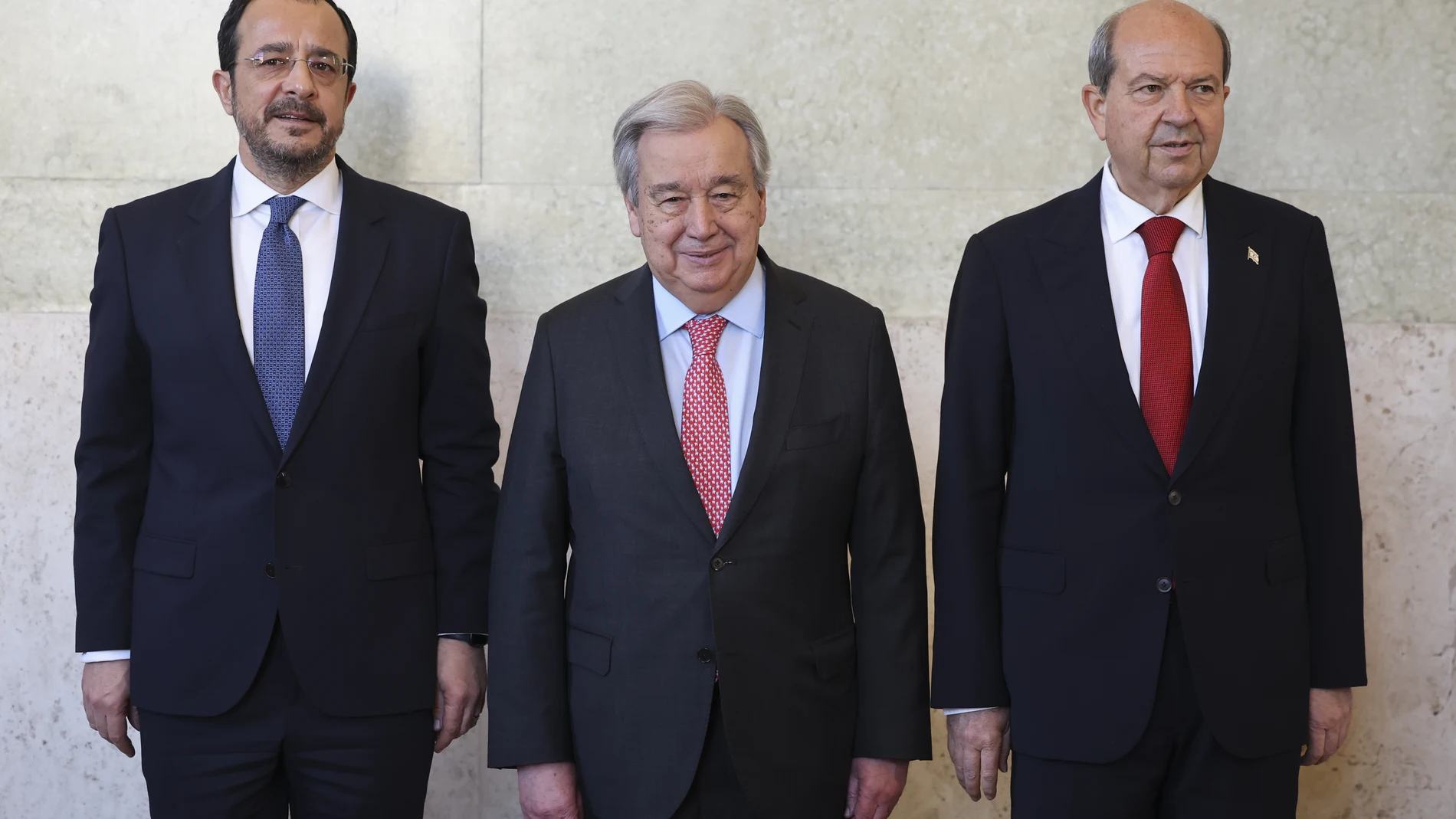 GENEVA (Switzerland), 18/03/2025.- Cyprus President Nikos Christodoulides (L), UN Secretary-General Antonio Guterres (C) and Turkish Cypriot leader Ersin Tatar (R) stand for a group photo ahead of the informal 5+1 Meeting on Cyprus, in Geneva, Switzerland, 18 March 2025. The informal 5+1 meeting on Cyprus, which is being held on 17 and 18 March, in the context of the Secretary General's office's efforts on the Cyprus issue. (Chipre, Suiza, Ginebra) EFE/EPA/PIERRE ALBOUY / POOL