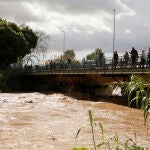 Varios evacuados en barriadas de Santa Águeda y Santa Amalia, aislados por crecida del Guadalhorce