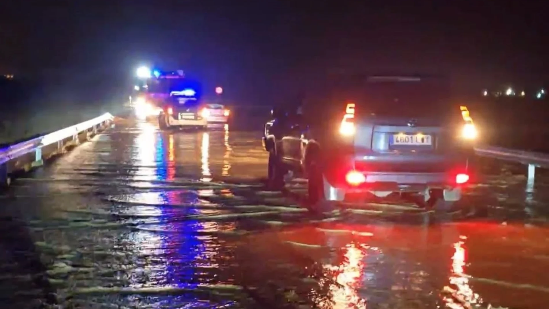 Mas de una decena de carreteras secundarias cortadas en Sevilla.