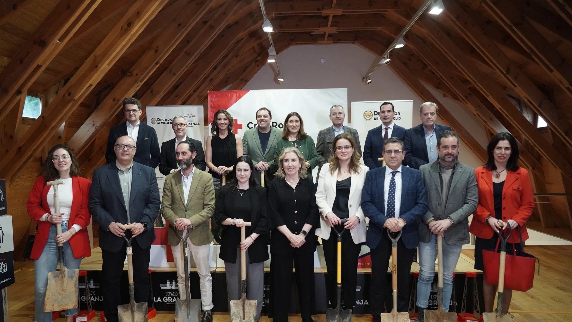 Foto de familia de la presidenta de Cruz Roja en Castilla y León, Rosa Urbón, con las empresas que han recibido el reconocimiento