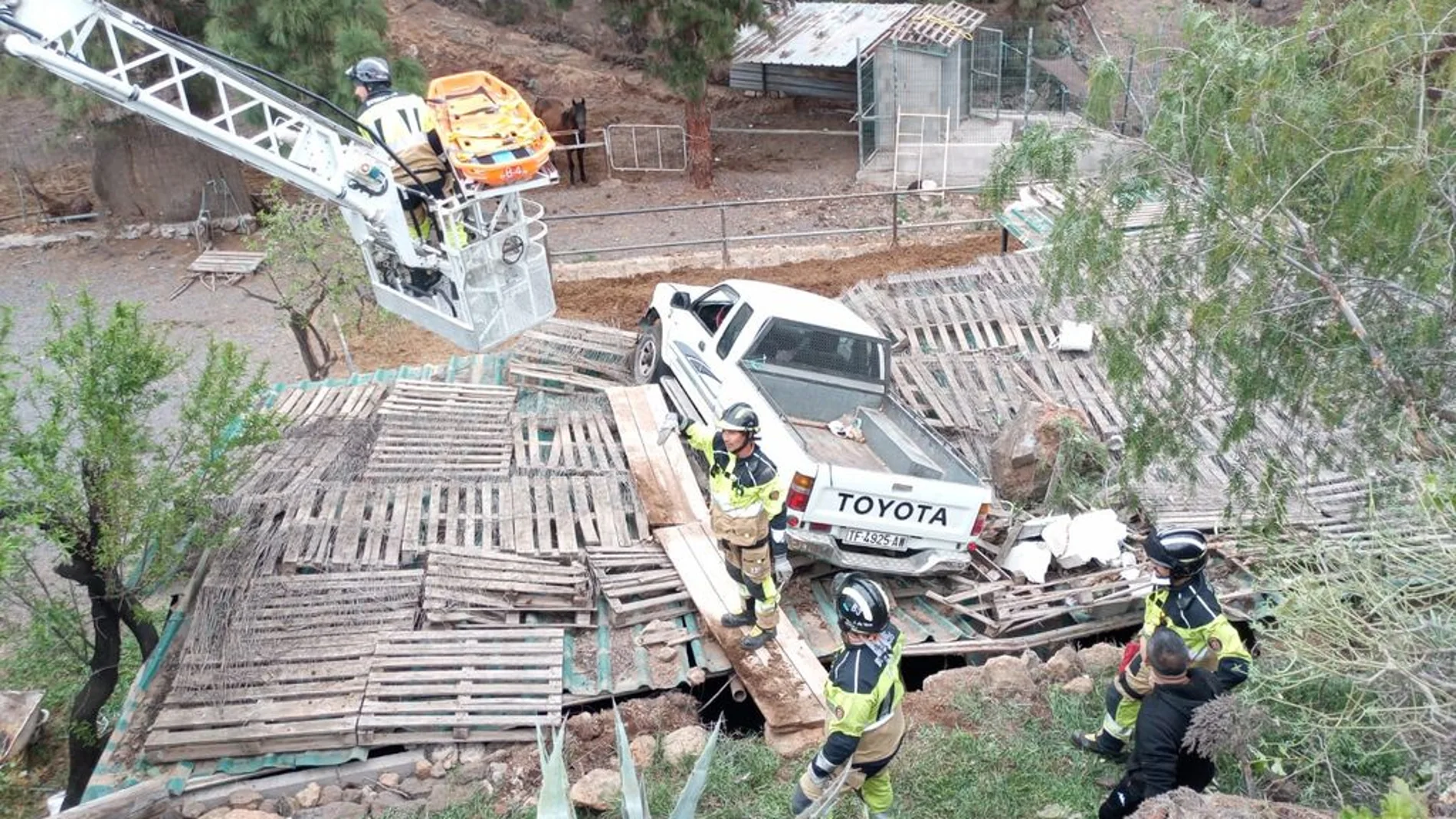 Fallece un hombre tras precipitarse con su coche por un barranco en Canarias