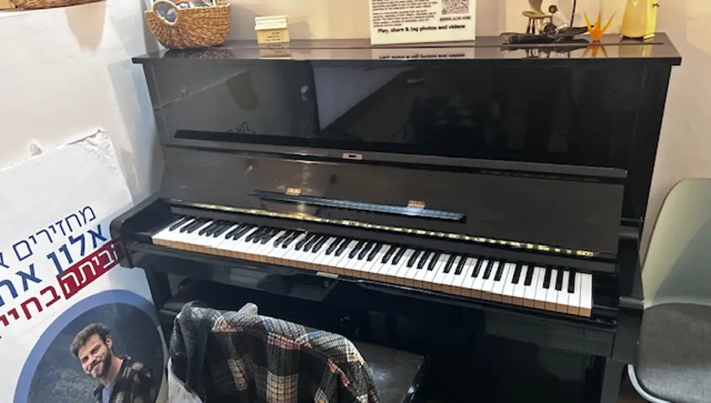El piano y la sobrecamisa de Alon