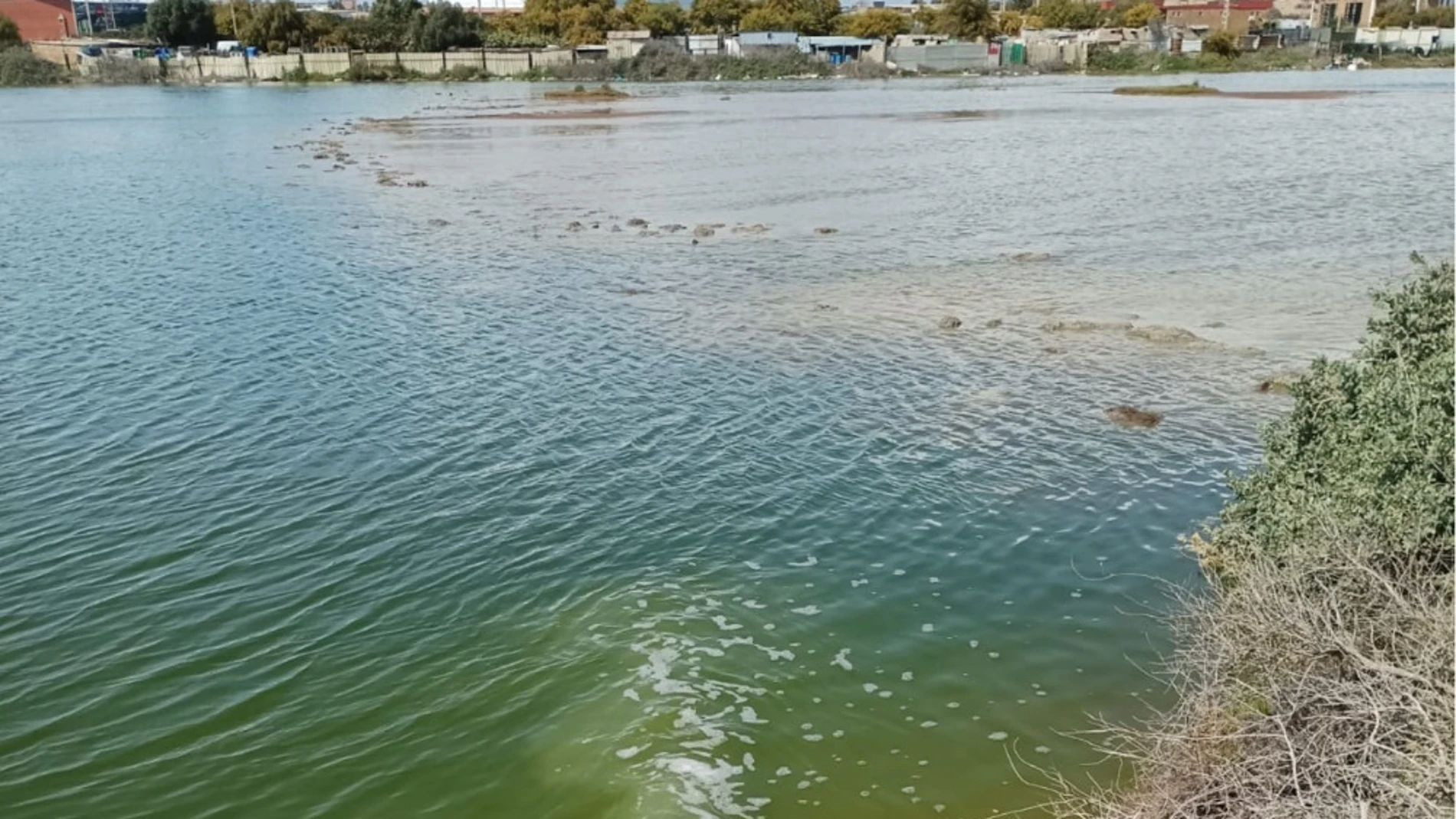 Imagen del supuesto vertido a la ría desde la balsa de fosfoyesos de Huelva. REMITIDA / HANDOUT por GREENPEACE Fotografía remitida a medios de comunicación exclusivamente para ilustrar la noticia a la que hace referencia la imagen, y citando la procedencia de la imagen en la firma 19/03/2025