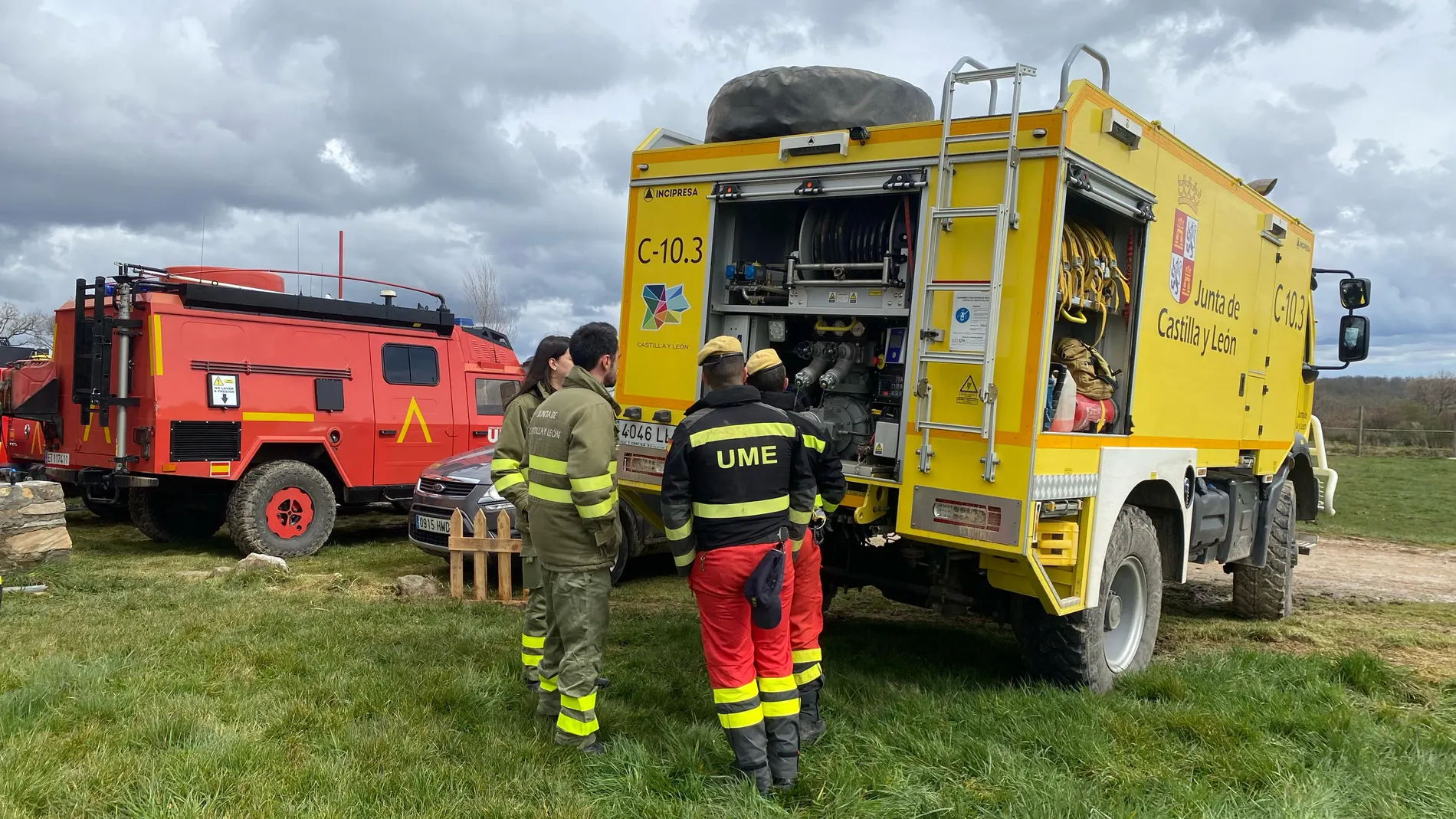 Personal de la Junta y la UME comparten técnicas y materiales en materia de extinción de incendios