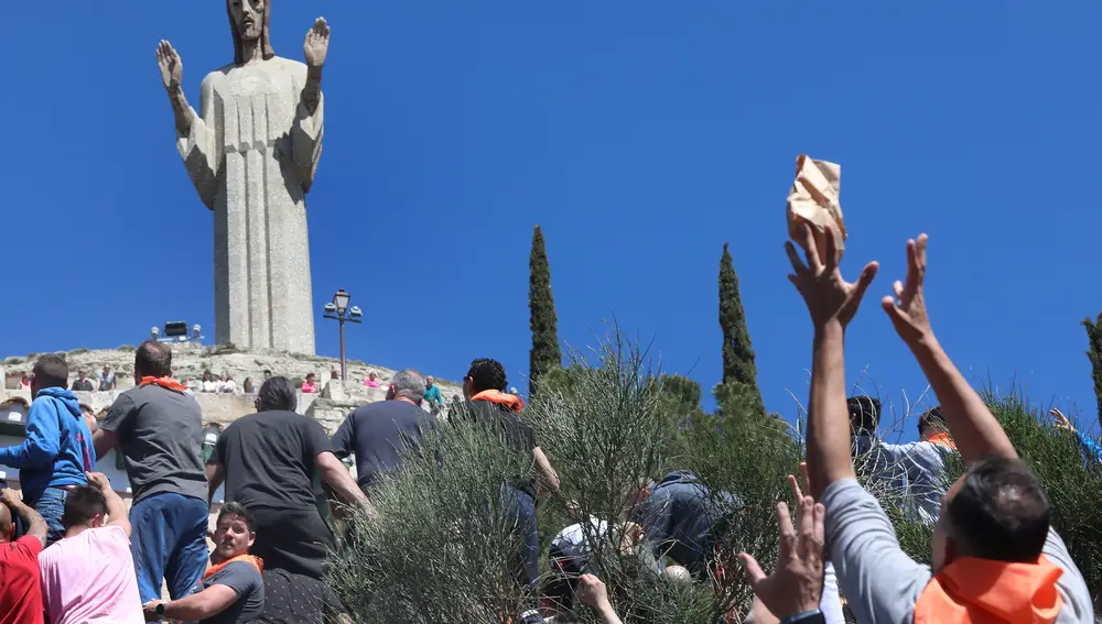 Detalle del Santo en lo alto del cerro