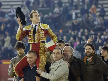 Román y Borja Jiménez: Emoción en la Feria de Fallas GRAFCVA6536. VALENCIA, 19/03/2025.- El diestro, Román, sale a hombros tras la corrida de la Feria de Fallas con toros de La Quinta para el mano a mano que ha compartido con Borja Jiménez. EFE/Ana Escobar
