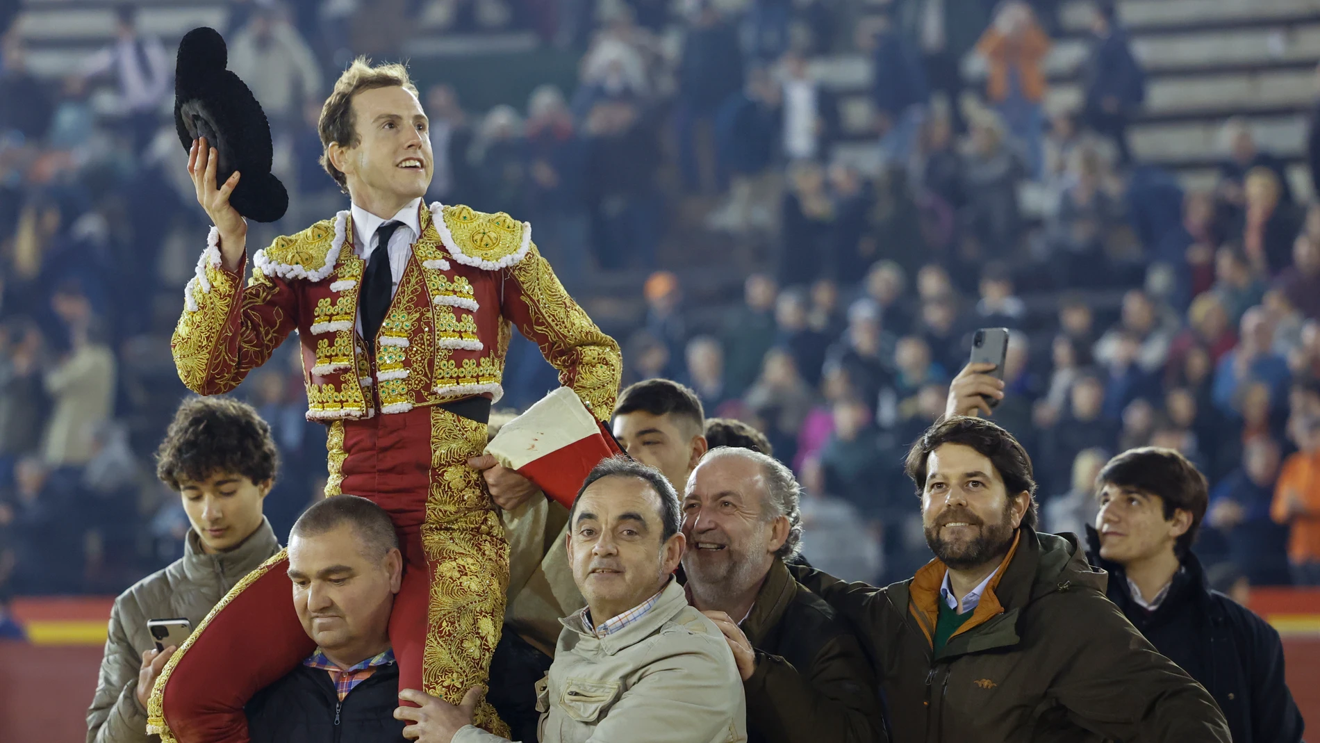 GRAFCVA6536. VALENCIA, 19/03/2025.- El diestro, Román, sale a hombros tras la corrida de la Feria de Fallas con toros de La Quinta para el mano a mano que ha compartido con Borja Jiménez. EFE/Ana Escobar