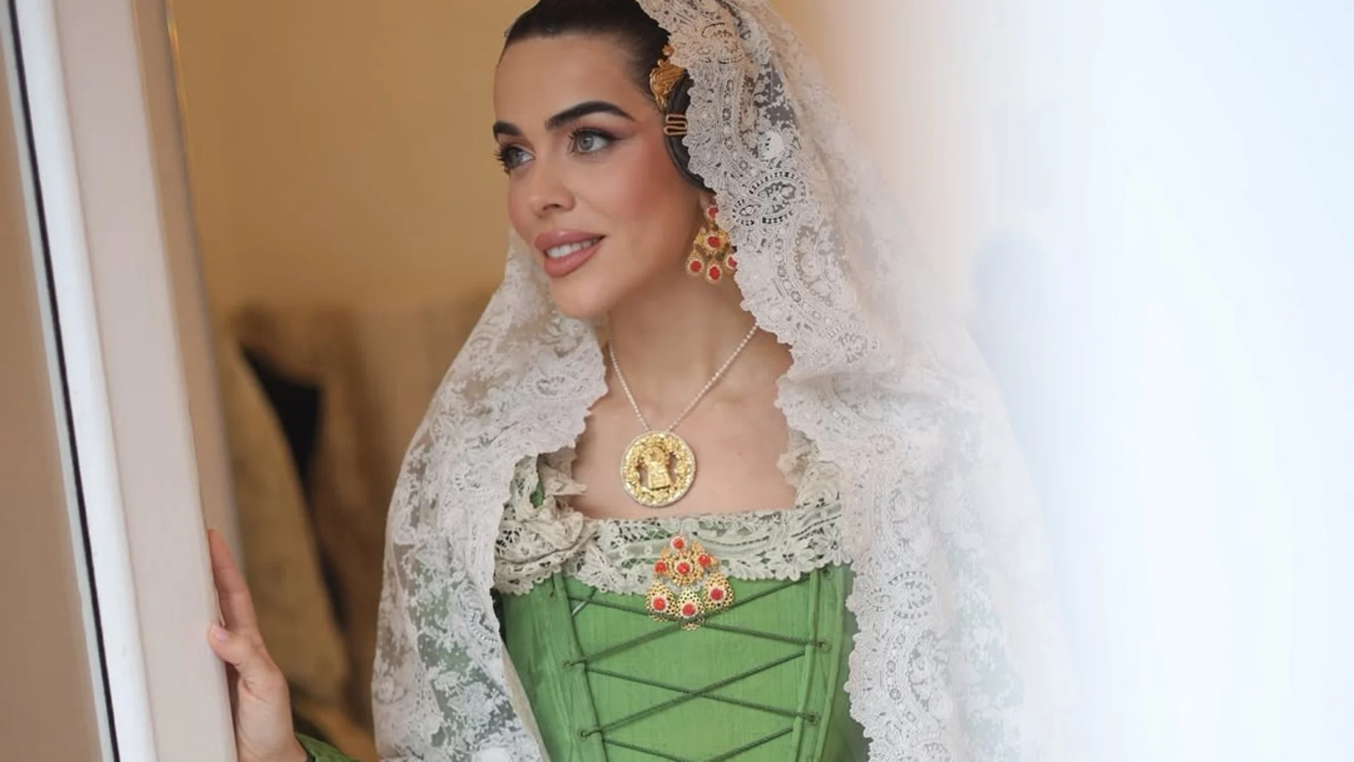Violeta Mangriñán vestida de fallera.