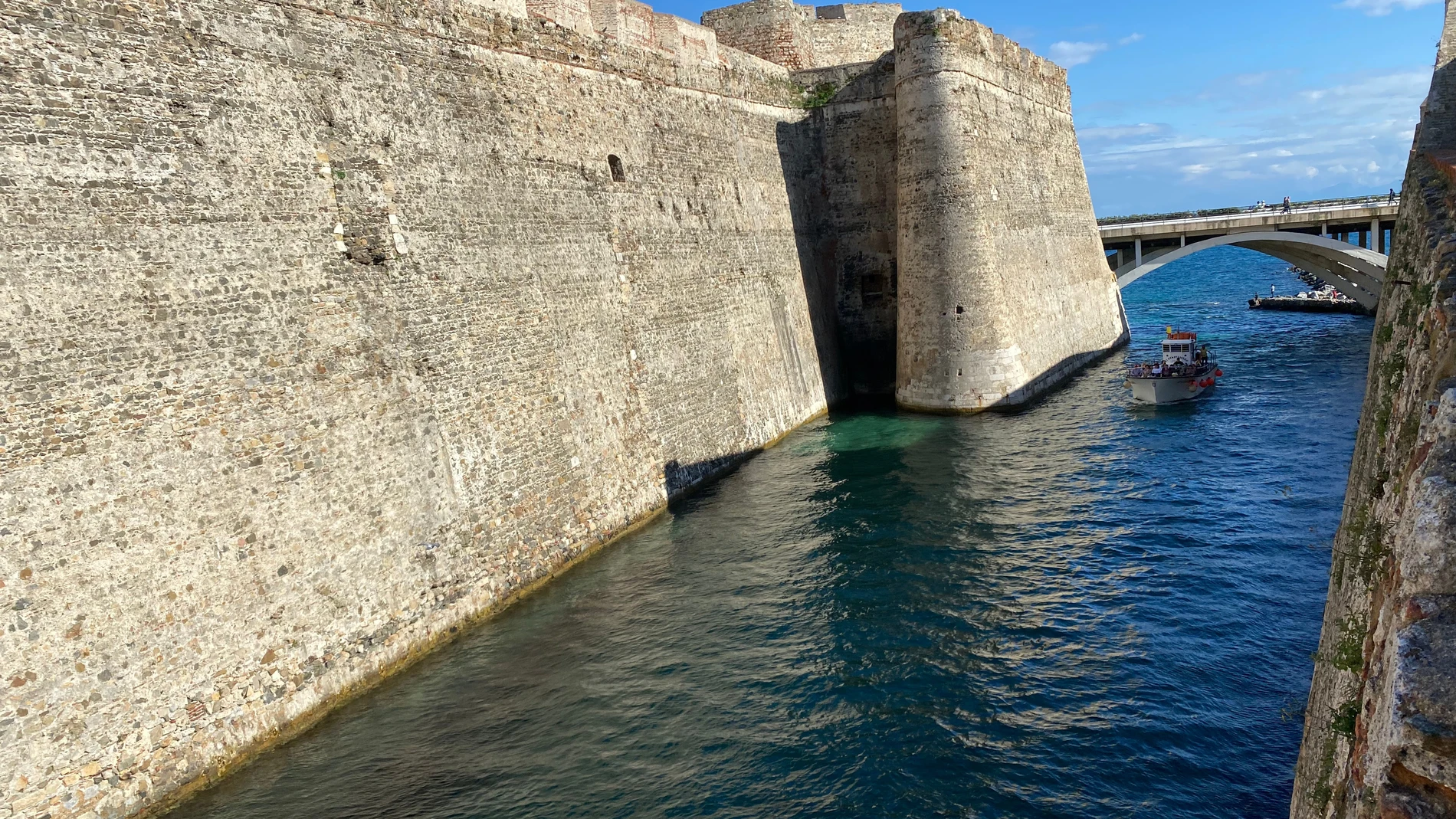 Vista panorámica del foso de Ceuta, el único de agua salada navegable del mundo