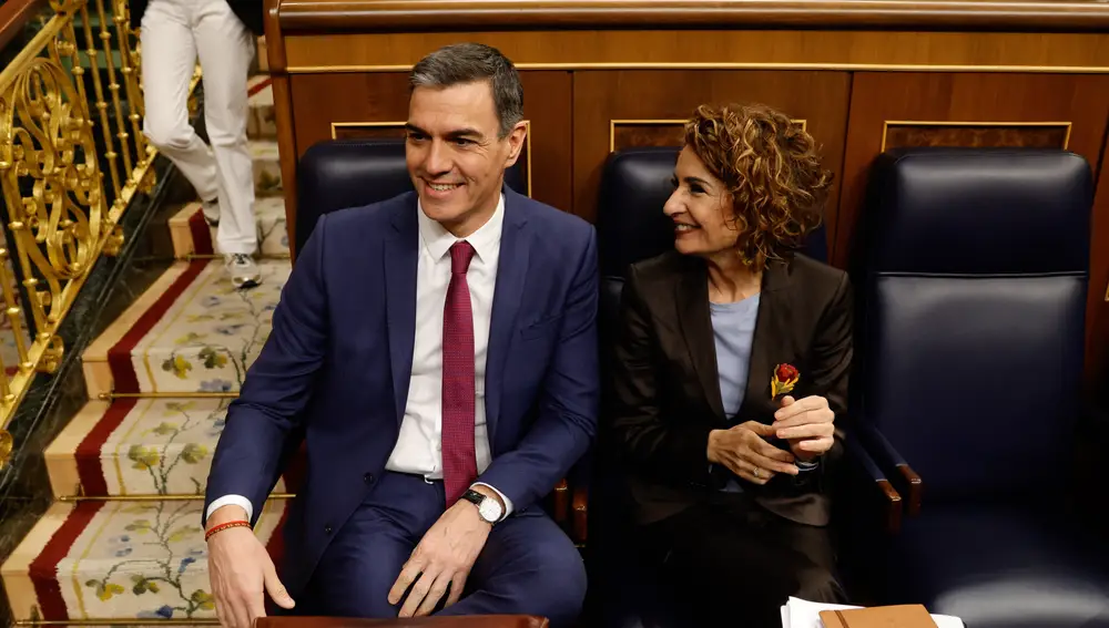 El presidente del Gobierno, Pedro Sánchez y la vicepresidenta primera y ministra de Hacienda, María Jesús Montero, durante una sesión de control al Gobierno, en el Congreso de los Diputados