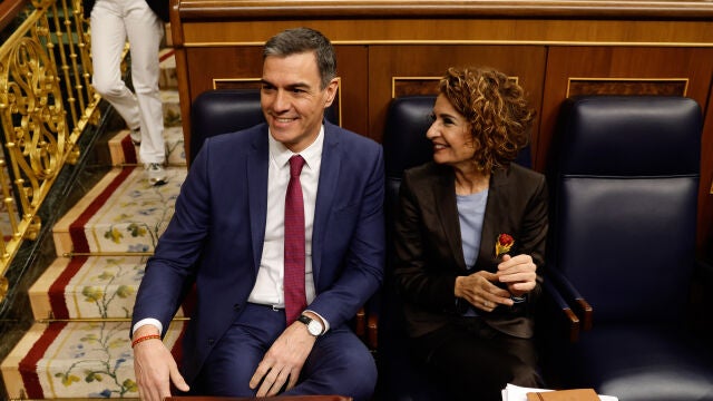 El presidente del Gobierno, Pedro Sánchez y la vicepresidenta primera y ministra de Hacienda, María Jesús Montero, durante una sesión de control al Gobierno, en el Congreso de los Diputados