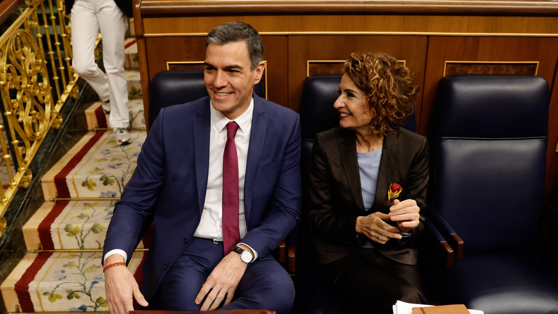 El presidente del Gobierno, Pedro Sánchez y la vicepresidenta primera y ministra de Hacienda, María Jesús Montero, durante una sesión de control al Gobierno, en el Congreso de los Diputados
