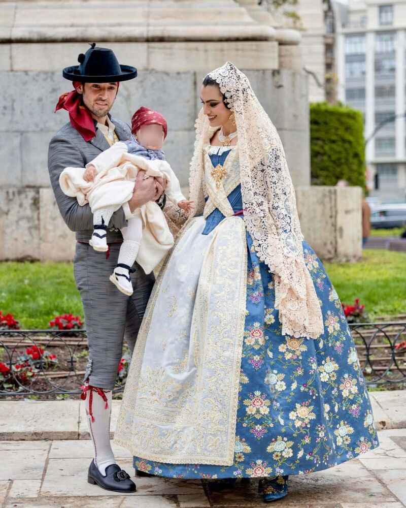Marta Lozano vestida de fallera.