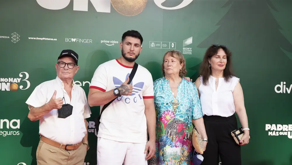 Omar Montes con sus abuelos y su madre