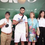 Omar Montes con sus abuelos y su madre