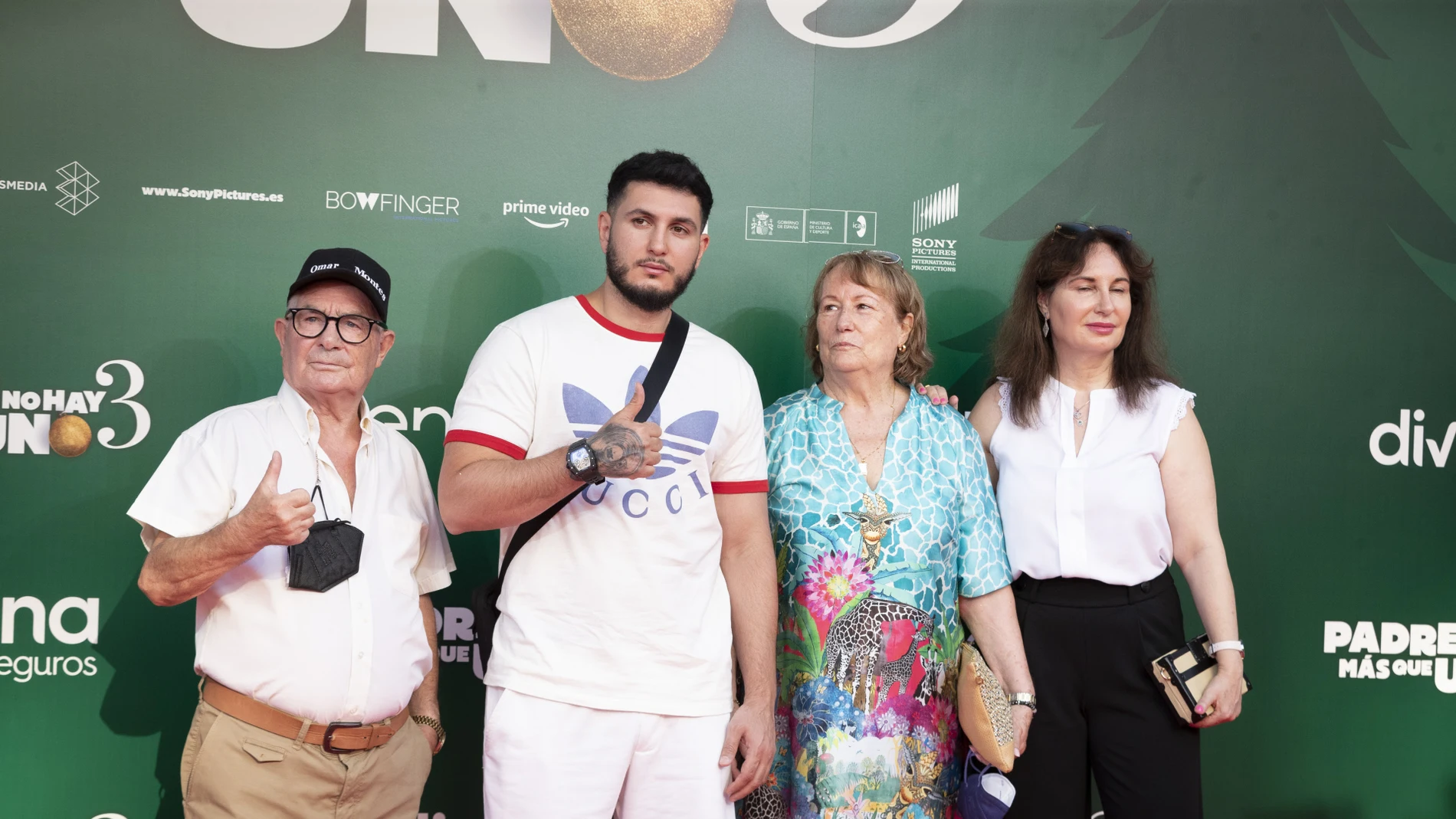 Omar Montes con sus abuelos y su madre