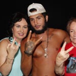 Omar Montes junto a su madre y su abuela
