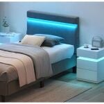 Iluminación LED, diseño moderno y 3 cajones: la mesita de noche más deseada está rebajada