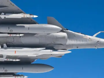 Un avión francés Rafale con miniles Un avión francés Rafale con miniles