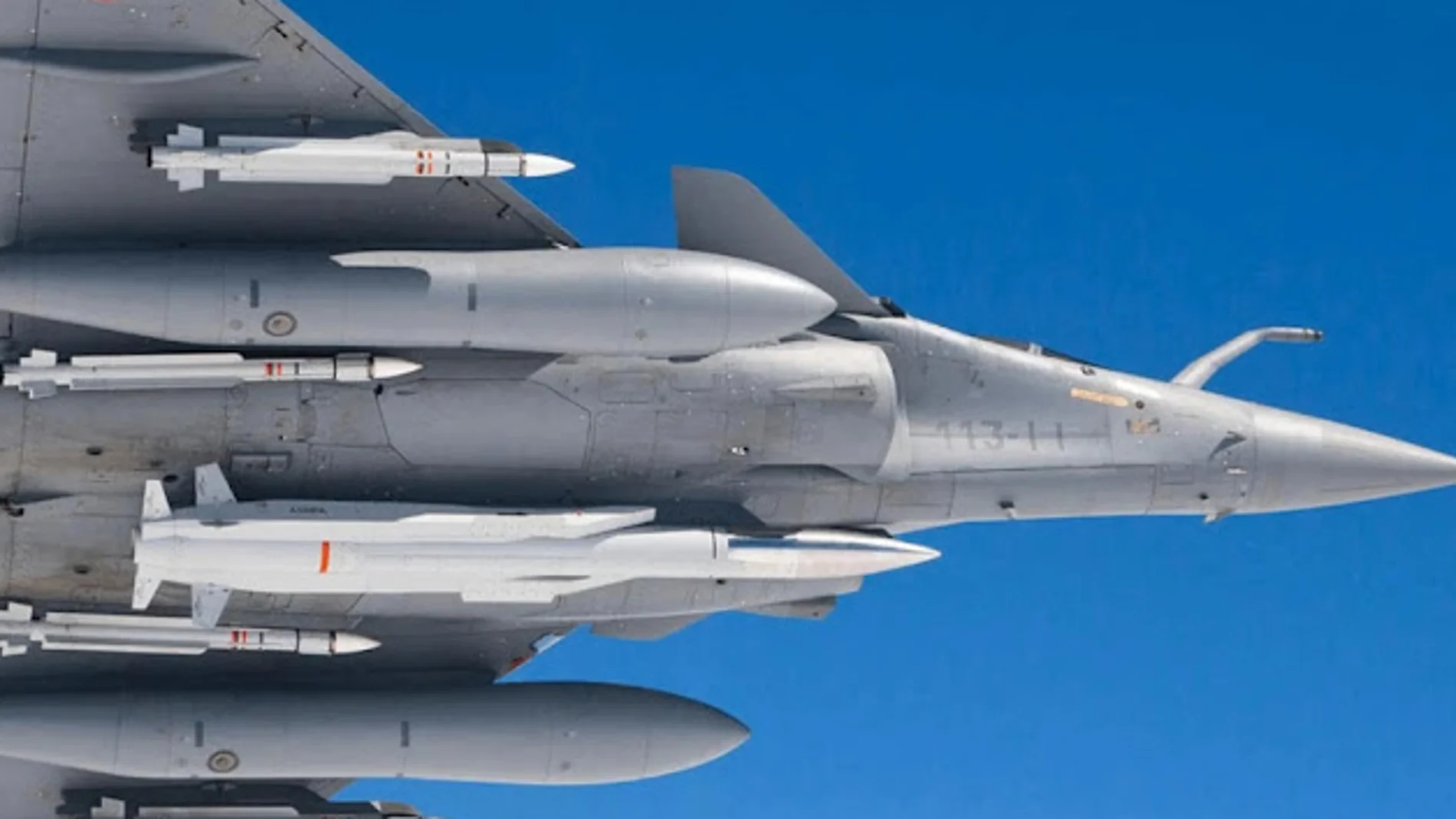 Un avión francés Rafale con miniles