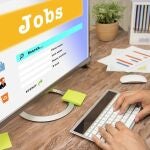 Una persona buscando trabajo en la red