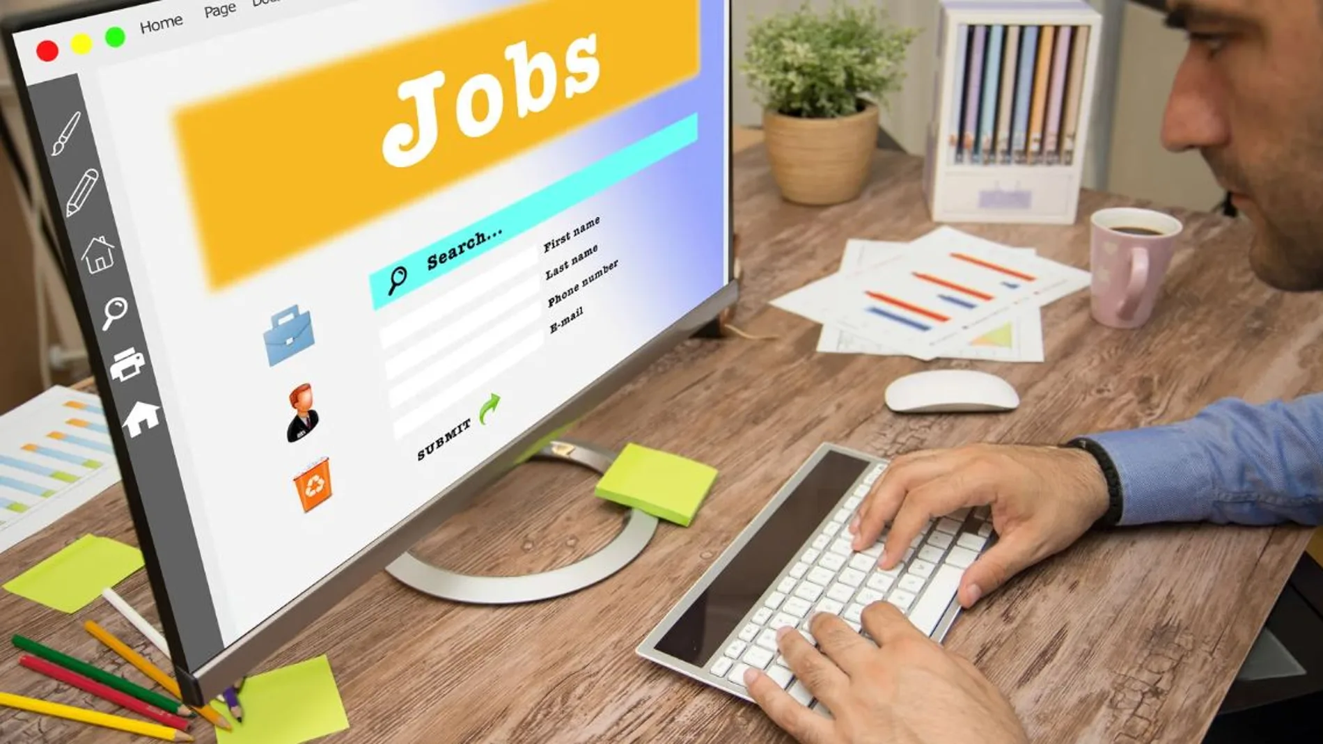 Una persona buscando trabajo en la red