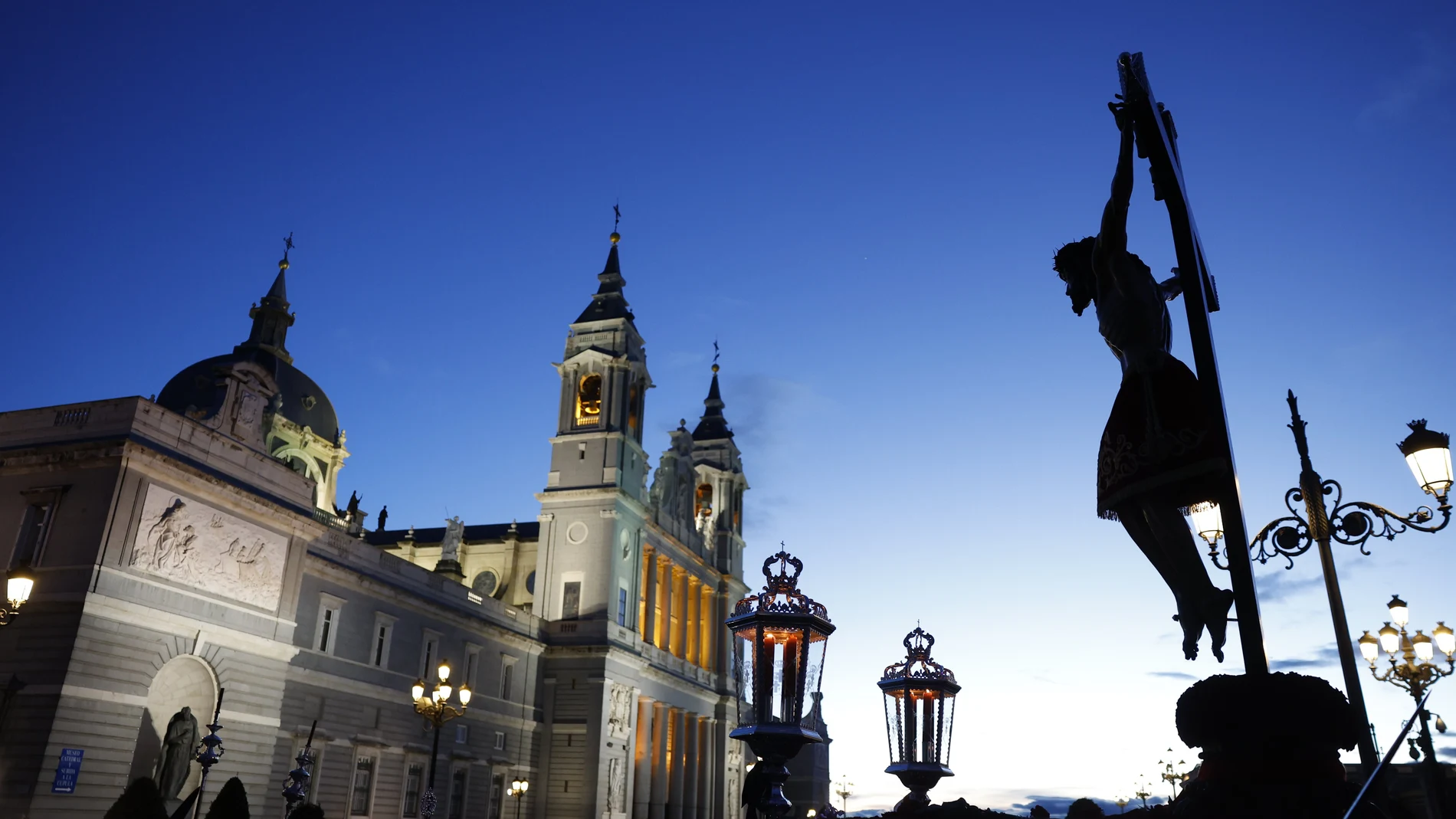 Vista de la Catedral de la Almudena, en Madrid, durante Semana Santa
