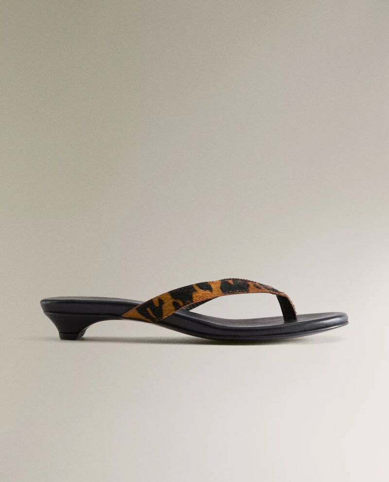 Chanclas de estampado animal.