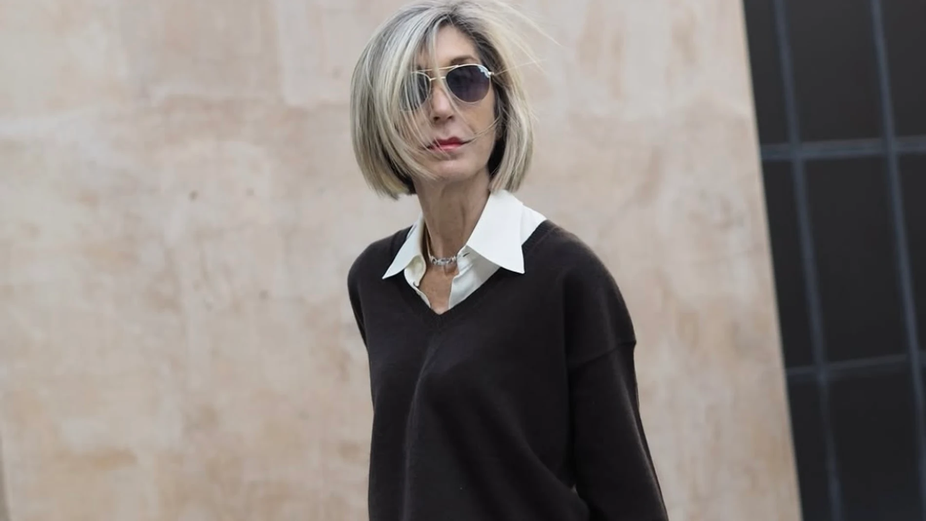 Influencer +50 con jersey de punto fino.
