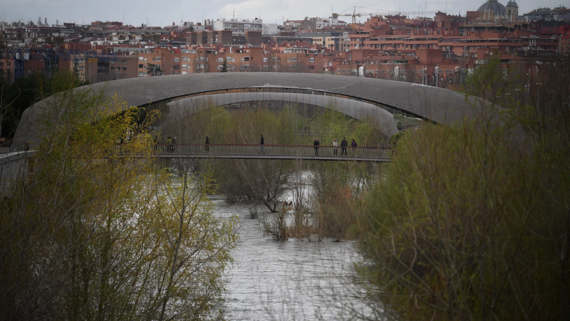 Varias personas, en el parque de Madrid Río, a 20 de marzo de 2025, en Madrid (España). El río Manzanares y las presas madrileñas de El Pardo se encuentran al borde de su capacidad por el paso de la borrasca Martinho y tras varias jornadas de intensas lluvias, están poniendo en jaque varias vías de la capital por el riesgo de desbordamiento. 20 MARZO 2025;CRECIDA;LLUVIA;BORRASCA;MARTINHO;DESBORDAMIENTO;MANZANARES;MADRID RÍO; Fernando Sánchez / Europa Press 20/03/2025