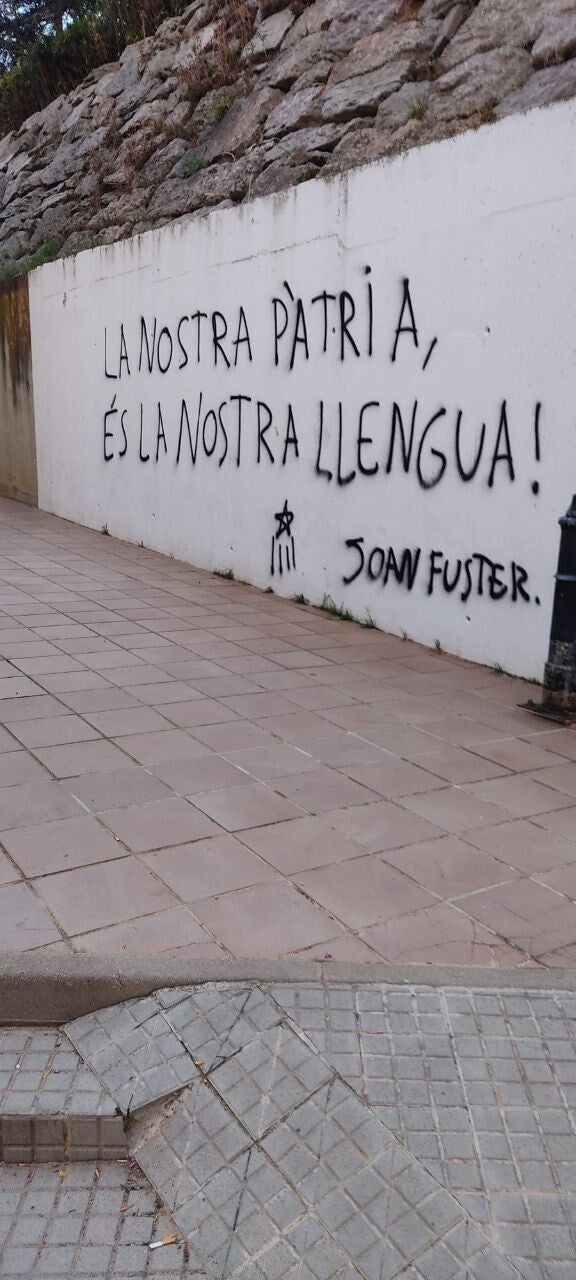 Pared del centro que apareció con una pintada de &quot;Nuestra patria es nuestra lengua&quot;