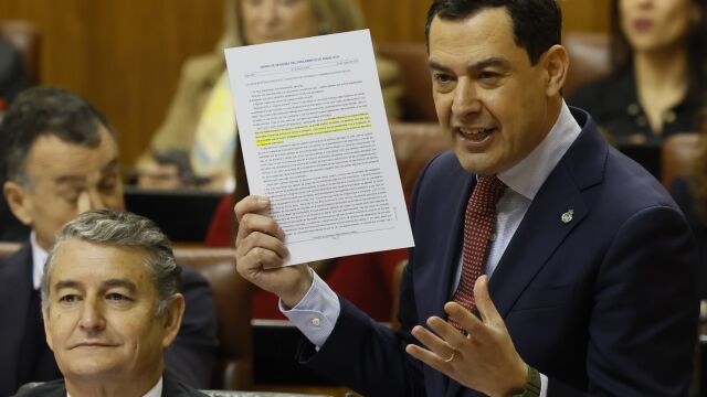 El presidente de la Junta, Juanma Moreno, ayer en el Parlamento andaluz