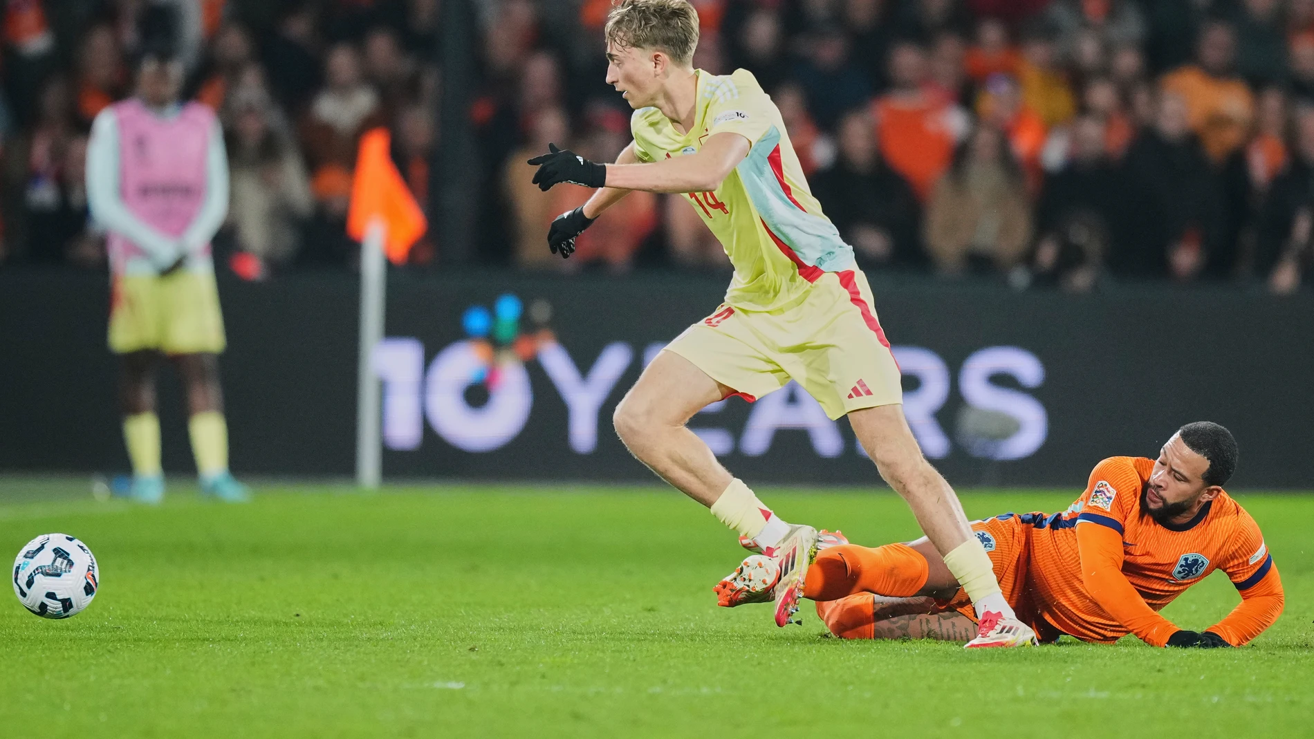 Spain's Dean Huijsen, left, views for the ball with during the UEFA Nations League quarterfinal first leg match between the Netherlands and Spain at De Kuip stadium in Rotterdam, Netherlands, Thursday, March 20, 2025. (AP Photo/Peter Dejong)