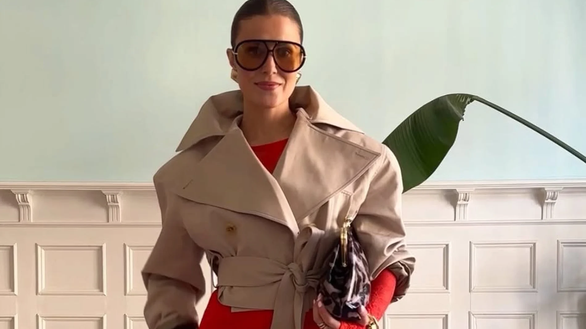 Influencer con gabardina corta.