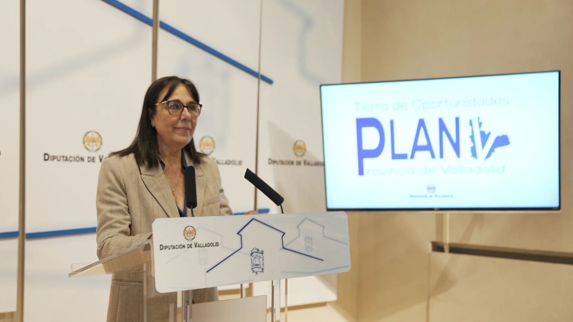 La diputada de Asistencia y Cooperación a Municipios, Myriam Martín, presenta el Plan V