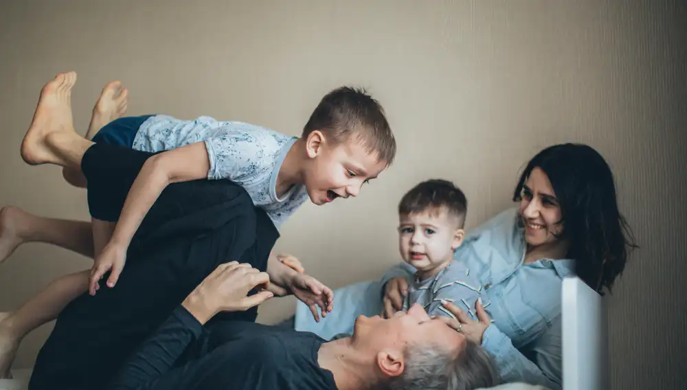 El "Síndrome del niño de oro": Cómo el favoritismo parental crea dinámicas familiares tóxicas