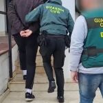 El detenido llega a dependencias de la Guardia Civil tras su detención por la desaparición del temporero en Villacarrillo.