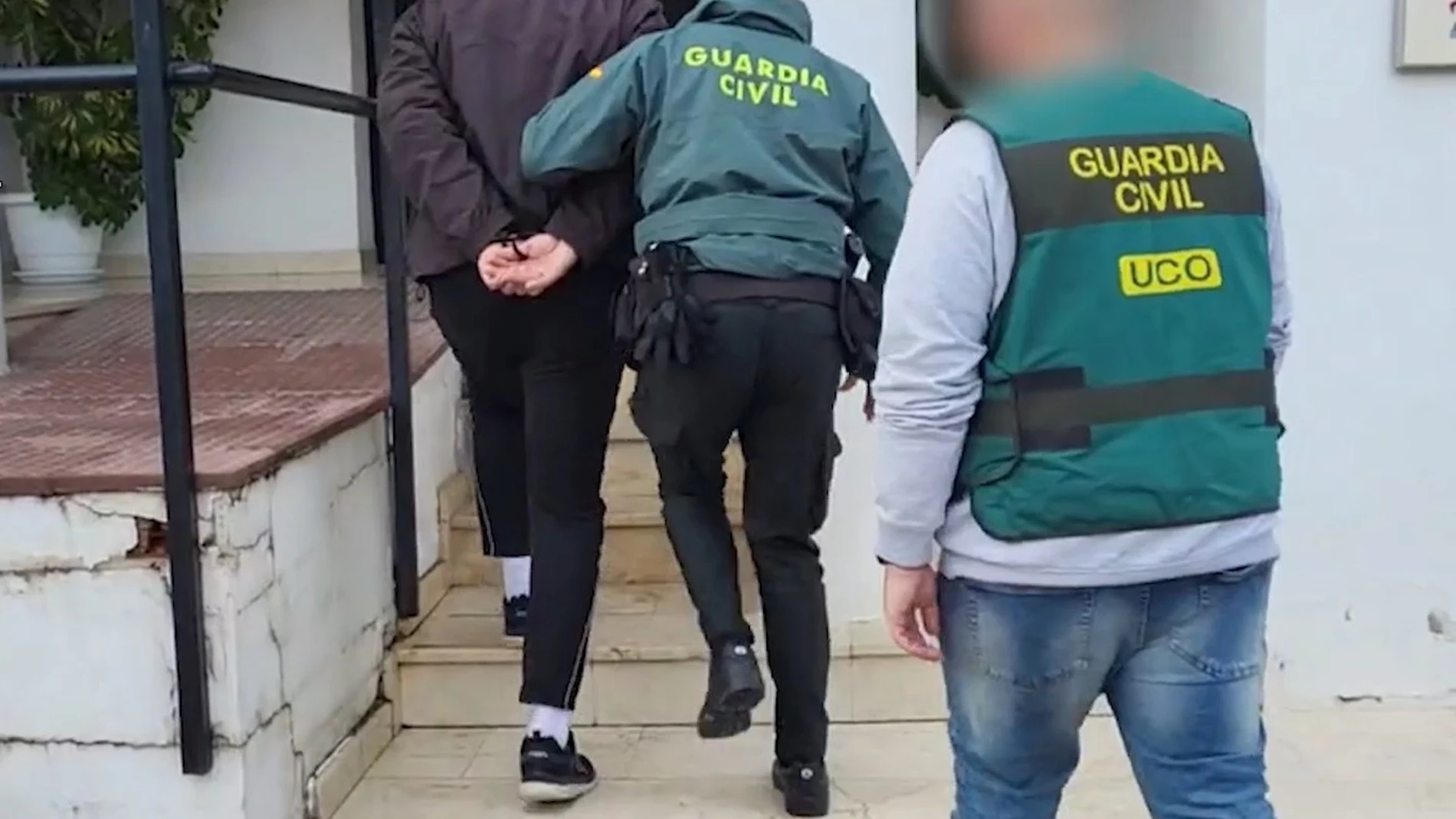 El detenido llega a dependencias de la Guardia Civil tras su detención por la desaparición del temporero en Villacarrillo.
