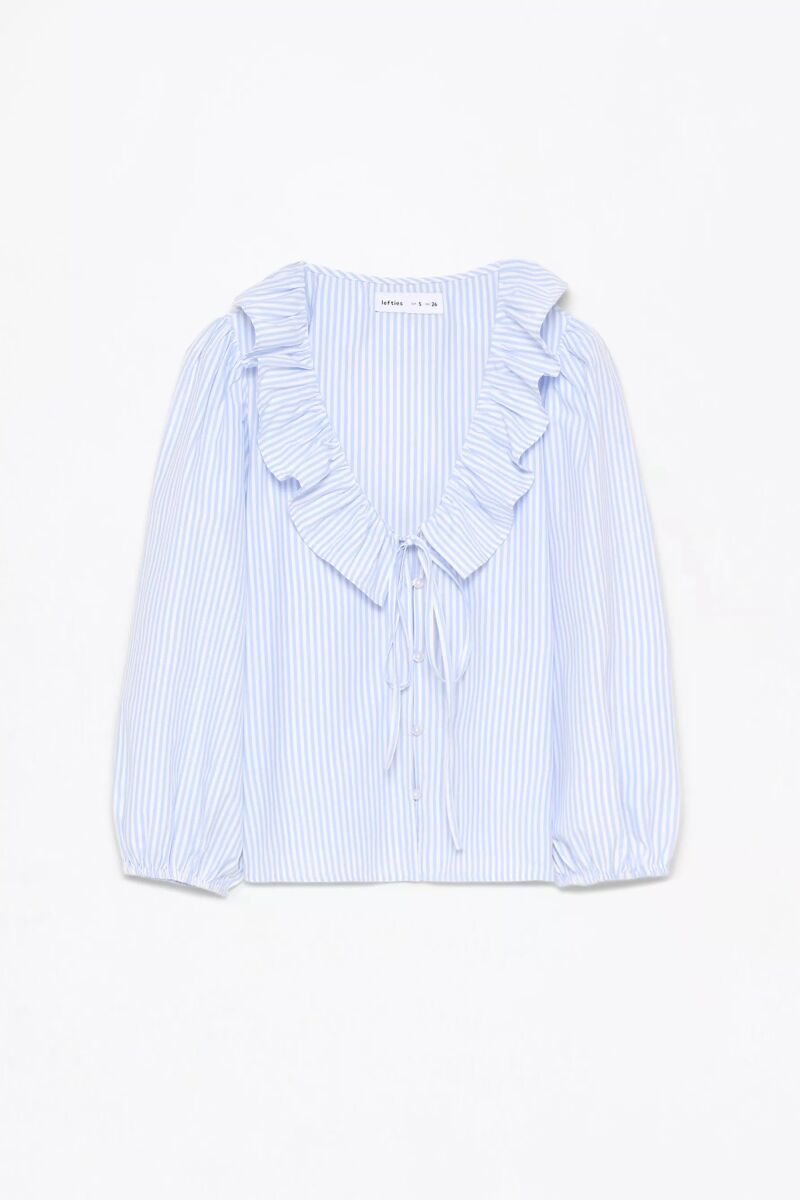 Camisa con volantes.