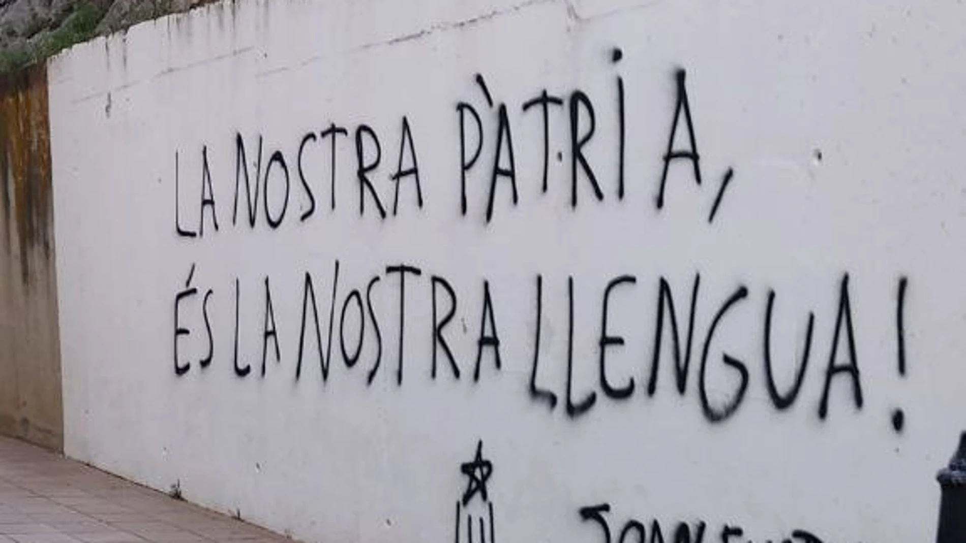 Pintadas a favor del catalán y en contra del castellano