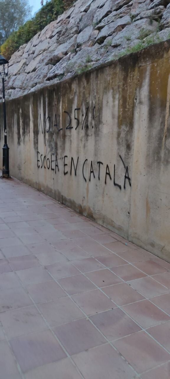 Pared del centro que apareció con una pintada de &quot;No al 25%. Escuela en catalán&quot;