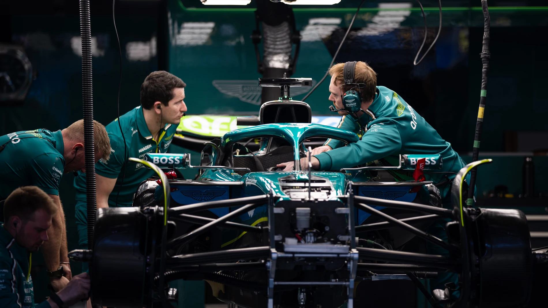 14 ALONSO Fernando (spa), Aston Martin F1 Team AMR24, garage, box, during the Formula 1 Heineken Chinese Grand Prix 2025, 2nd round of the 2025 FIA Formula One World Championship from March 21 to 23, 2025 on the Shanghai International Circuit, in Shanghai, China - Photo Javier Jimenez / DPPI AFP7 20/03/2025 ONLY FOR USE IN SPAIN