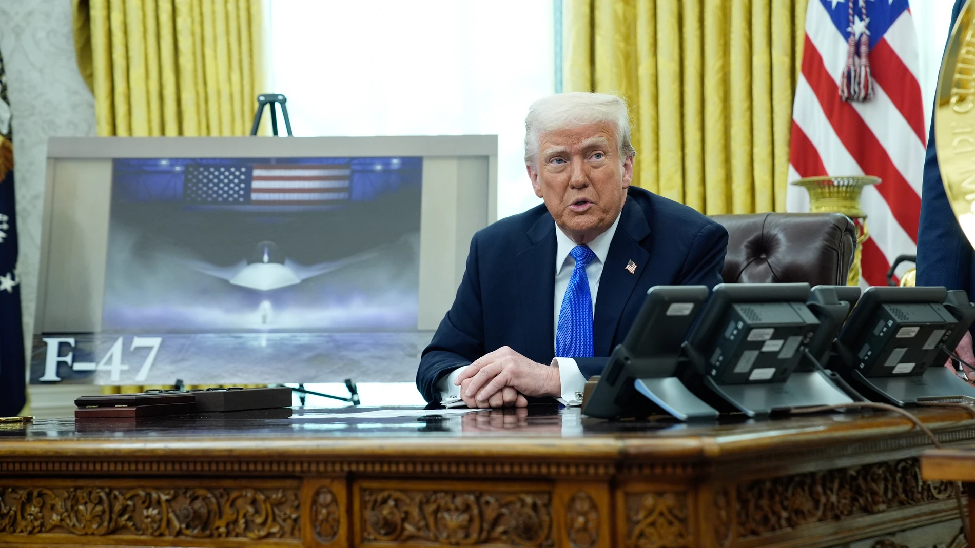 Washington (United States), 21/03/2025.- US President Donald Trump delivers remarks from the Oval Office of the White House in Washington, DC, USA, 21 March 2025. Secretary Hegseth joined President Trump to announce a defense program, which includes Boeing developing the F-47 next-generation fighter jet for the US Air Force. EFE/EPA/YURI GRIPAS / POOL