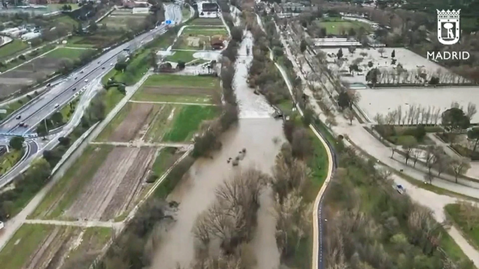 MADRID, 21/03/2025.- El paso de la borrasca Martinho ha vuelto a dejar lluvias este viernes en la Comunidad de Madrid, aunque menos persistentes que en las últimas horas salvo en la sierra, por lo que se mantiene la vigilancia en la crecida de los ríos Manzanares (en la imagen), Jarama, Henares y Tajuña ante posibles desbordamientos. EFE/Policía Municipal de Madrid CRÉDITO OBLIGATORIO SOLO USO PERMITIDO PARA ILUSTRAR LA NOTICIA QUE APARECE EN EL PIE DE FOTO SÓLO USO EDITORIAL