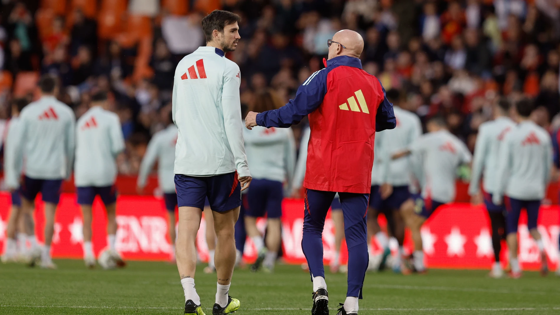 VALÈNCIA, 21/03/2025.- El entrenador de la selección española de fútbol Luis de la Fuente conversa con el centrocampista Fabián Ruiz, durante el entrenamiento abierto al público este viernes en el estadio de Mestalla en València, en el que este domingo disputará ante Países Bajos el encuentro de vuelta de los cuartos de final de la Liga de las Naciones.-EFE/ Kai Forsterling
