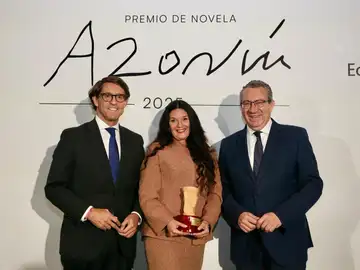Rosario Raro, en el centro, ganadora del Premio Azorín de Novela 2025 junto al diputado de Cultura, Juan de Dios Navarro, y el presidente de la Diputación de Alicante, Toni Pérez Rosario Raro, en el centro, ganadora del Premio Azorín de Novela 2025 junto al diputado de Cultura, Juan de Dios Navarro, y el presidente de la Diputación de Alicante, Toni Pérez