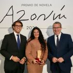 Rosario Raro, en el centro, ganadora del Premio Azorín de Novela 2025 junto al diputado de Cultura, Juan de Dios Navarro, y el presidente de la Diputación de Alicante, Toni Pérez