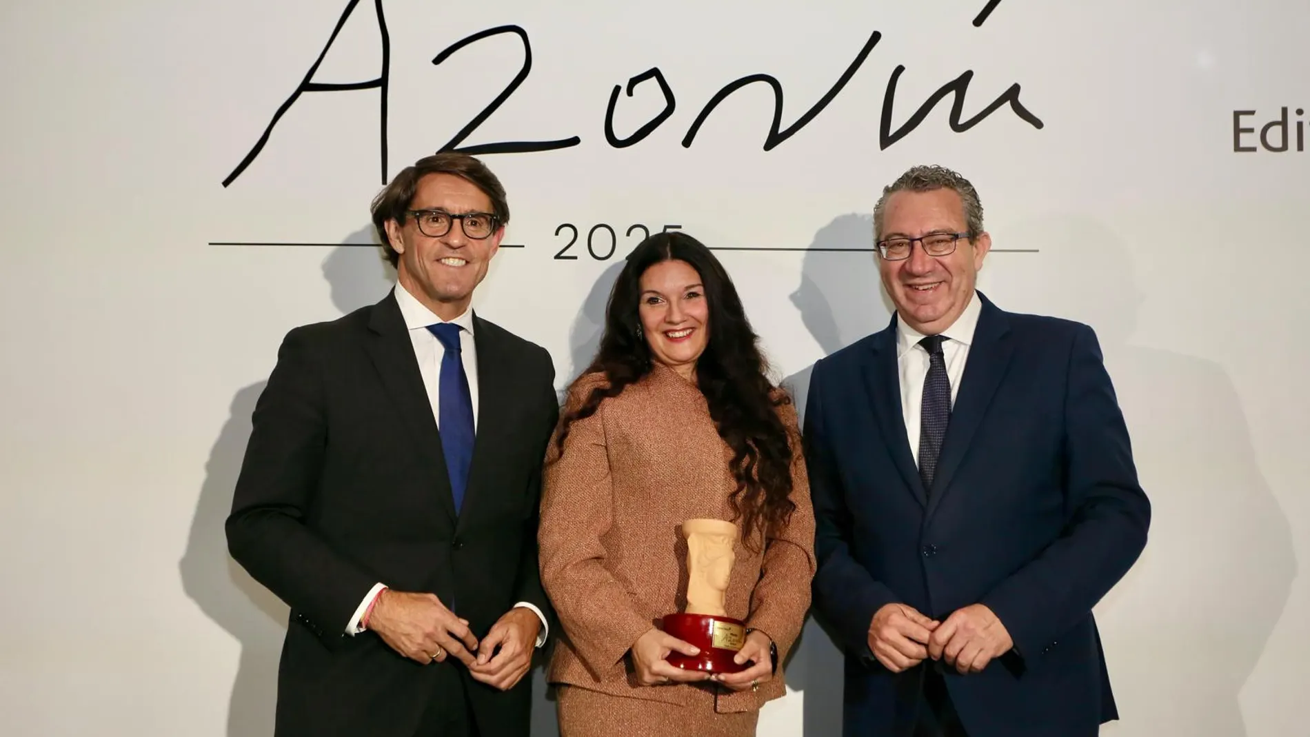 Rosario Raro, en el centro, ganadora del Premio Azorín de Novela 2025 junto al diputado de Cultura, Juan de Dios Navarro, y el presidente de la Diputación de Alicante, Toni Pérez