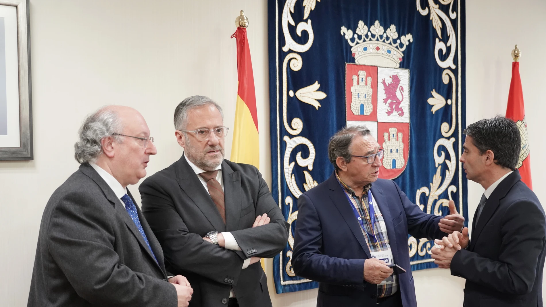 Carlos Pollán conversa con Enrique Cabero en presencia de Luis Alonso Laguna y Juan Zapatero