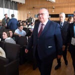 El consejero de Sanidad, Alejandro Vázquez, antes de inaugurar el Curso de Excelencia en Pediatría en el Hospital Universitario de Burgos